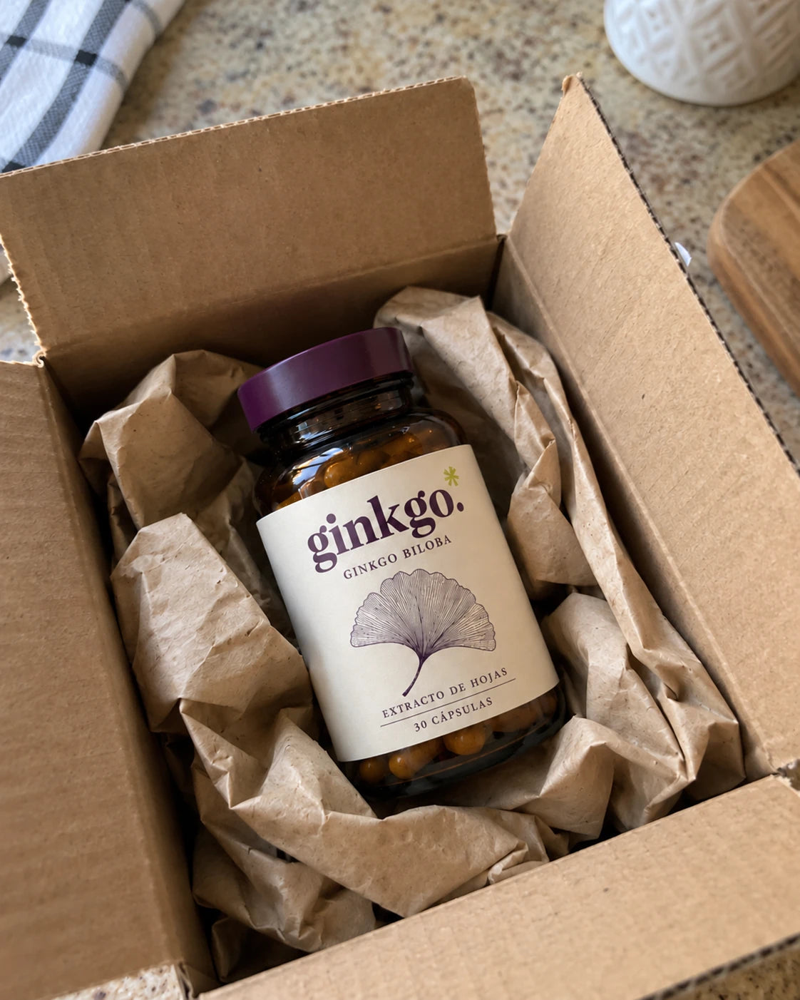 Frasco de Ginkgo recién recibido, dentro de una caja de envío abierta sobre una mesada