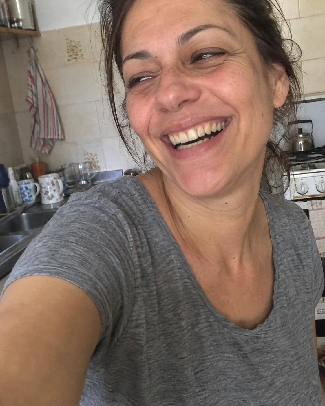 Retrato espontáneo de una mujer en su cocina, sin producto en la mano